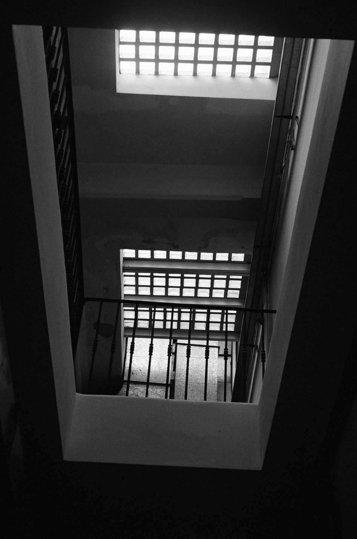 Escalera y ladrillos de vidrio vistos desde abajo